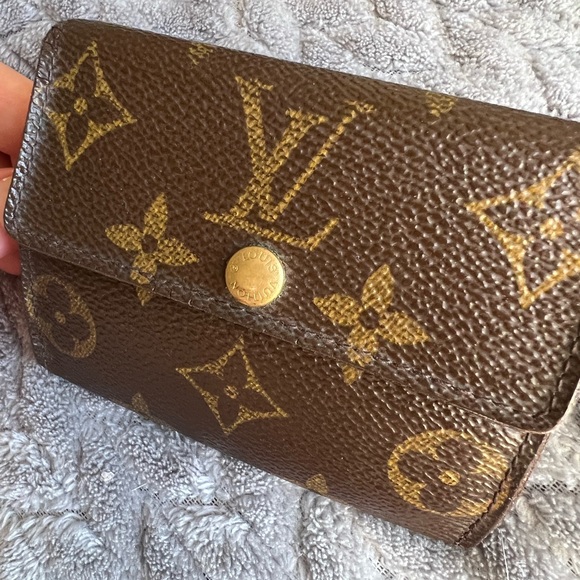 Louis Vuitton Monogram Card Holder - Picture 2 of 16